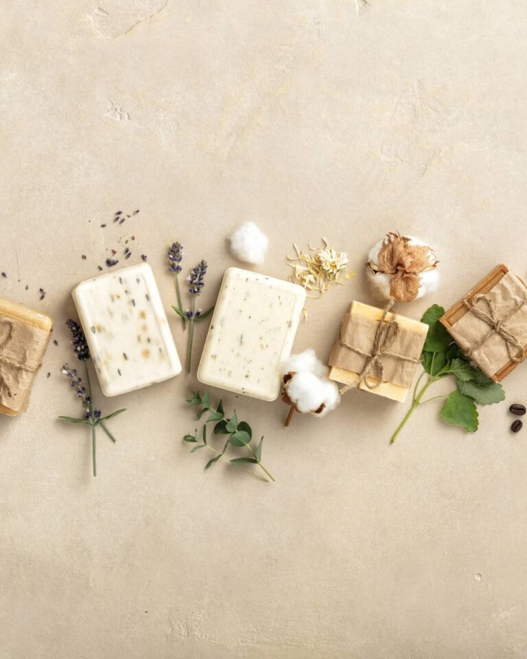 صورة لصابون طبيعي من صابون الورد، مصنوع من مكونات طبيعية نقية مثل السدر، الورد، الحناء، اللبان الذكر، والقهوة